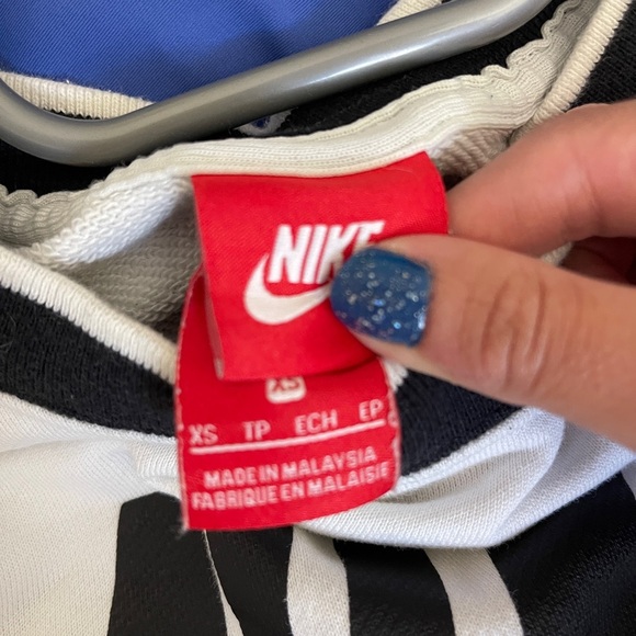 Nike White and Black Crew Neck Sweater - Picture 4 of 4